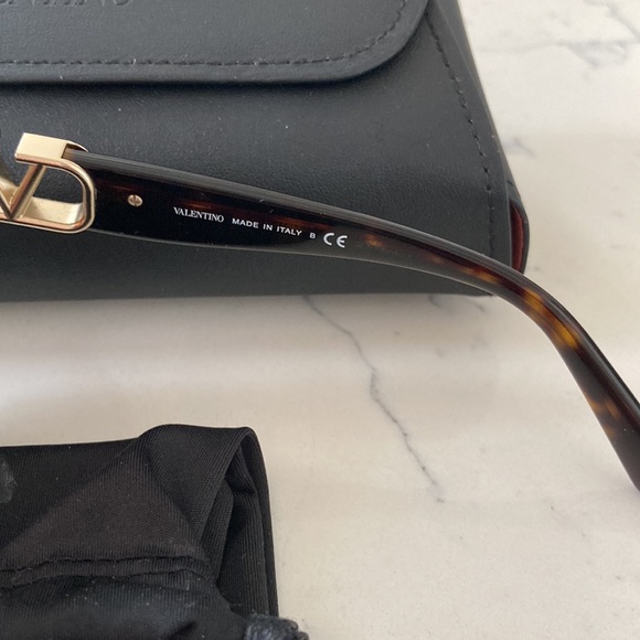 BN VALENTINO SUNGLASSES. - Picture 7 of 9